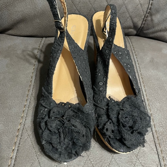 Black wedge with flower detail :) - Picture 3 of 4